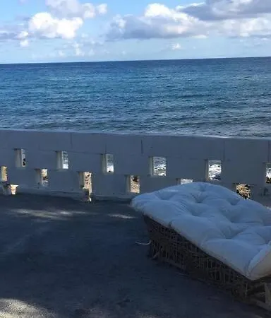 High By The Beach House In Girne Hébergement de vacances *